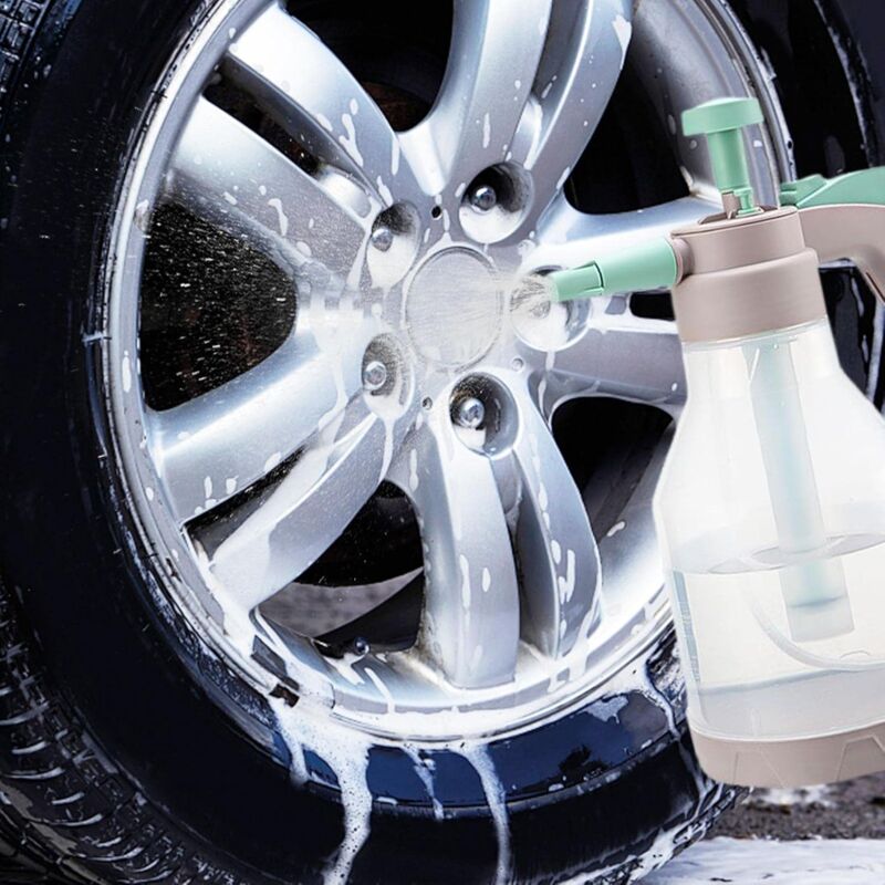 Foam sprayer nozzle producing clinging foam