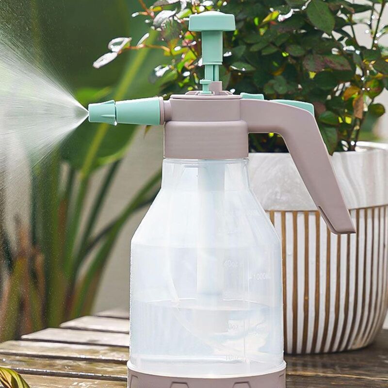 1.5L foam sprayer being used to wash a car